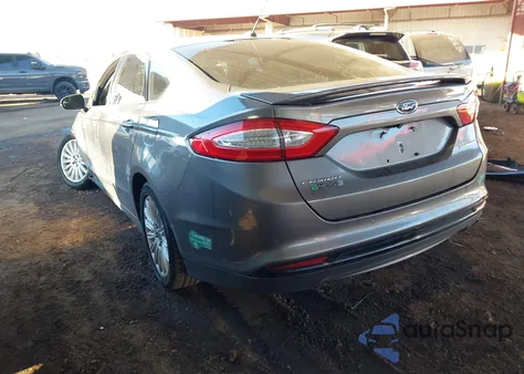 2014 Ford Fusion Energi Titanium z USA, uszkodzony, nr VIN 3FA6P0SU7ER397242